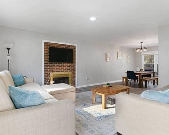 Trailwood Knoll Hideaway - 罗利 - 客厅