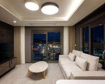 NewCZ Osiria Residence - 釜山 - 客厅