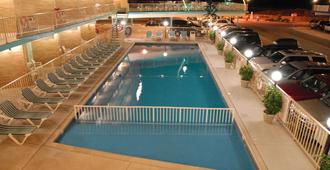 布里斯托尔广场汽车旅馆 - 威尔伍德克拉斯特 - 游泳池