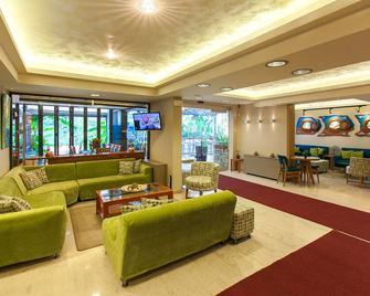 失乐园公寓式酒店 - 托隆 - 休息厅