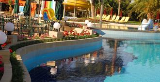 伯兰马雷海滩俱乐部酒店 - 式 - 高纳克 - 游泳池