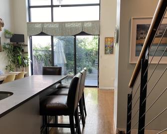 Huge, Beautiful Townhome with Private Garden!Two terraces! Close to everything! - 布鲁克林 - 餐厅
