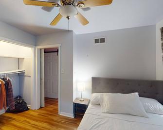 Charming and comfortable ADA compliant home, centrally located - 萨凡纳 - 睡房
