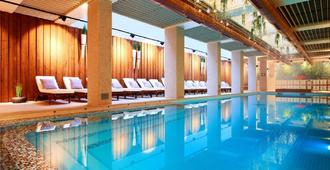 幸运班斯科公寓式酒店Spa及休闲 - 班斯科 - 游泳池