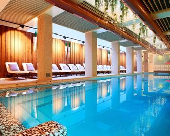 幸运班斯科公寓式酒店Spa及休闲 - 班斯科 - 游泳池