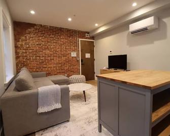 The Old Town Suite at Prince Street Inn - 亚历山德里亚 - 客厅
