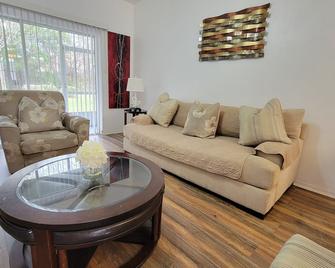 2 Master Suite Apartment near North Florida Regional Med, UF Health, & Mall - 盖恩斯维尔 - 客厅