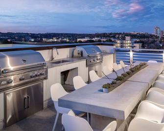 1 Bedroom in the heart of Austin Amazing Rooftop Pool! - 奥斯汀 - 阳台