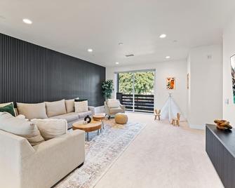 Family Disney Getaway - 4 bed 4 bath /w Pool - Sleeps up to 12! - 圣安娜 - 客厅