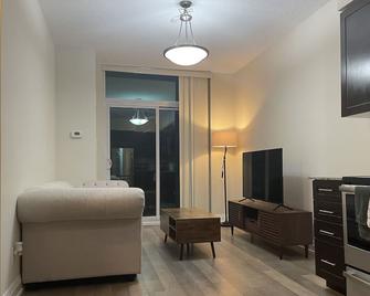 Lovely two bed room condo at prime location! - 多伦多 - 客厅