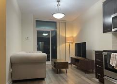 Lovely two bed room condo at prime location! - 多伦多 - 客厅