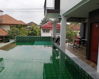 3BRs 5 BathRms with private pool in BKK, 3 km to metro ,9 km to BKK airport - 曼谷 - 游泳池