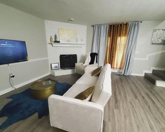 Modern Designer Townhouse 2Br Ideal for Long Stays! - 杰克逊 - 客厅