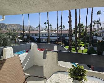 Rent Now! 4.8 Star P.S. Condo, 28-Day Min, 1 Level, 2bd/2ba W/ Mtn. & Pool Views - 棕榈泉 - 阳台