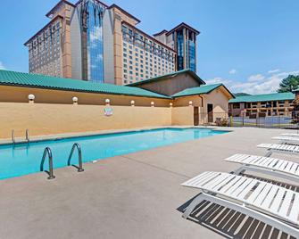 切诺基/斯莫基山戴斯酒店 - 切罗基(北卡罗来纳州) - 游泳池