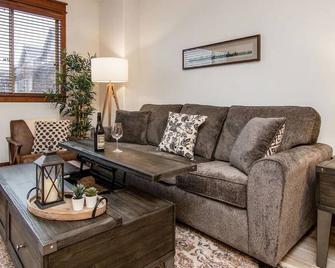 Modern Riverstone Condo with Grand Deck - Steps to Shops, Restaurants, Trails and River - 科达伦 - 客厅
