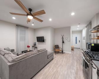 Relax At A Charming West Oakland Victorian - 奥克兰 - 客厅