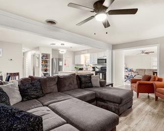 Cozy 3 bedroom with HOT TUB 2 min away from lackland - 圣安东尼奥 - 客厅