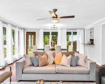 Intracoastal Paradise Walking Distance to Beach! - 惠灵顿 - 客厅