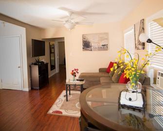 Discounted ! Work from home here w/ WiFi, family friendly, quite patio w/ view! - 洛杉矶 - 客厅