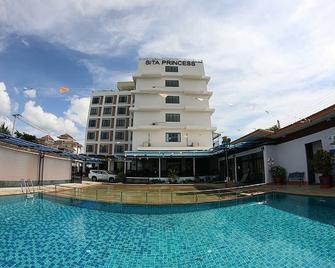 西塔公主酒店 - 武里南 - 游泳池
