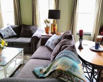 Home Away from Home in San Antonio, Texas - 圣安东尼奥 - 客厅