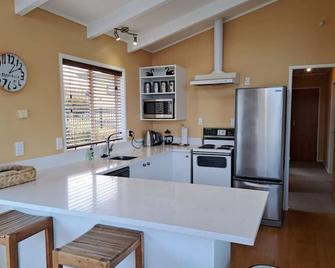 Bay Views on Isobel - Modern home, great location - 陶波 - 厨房