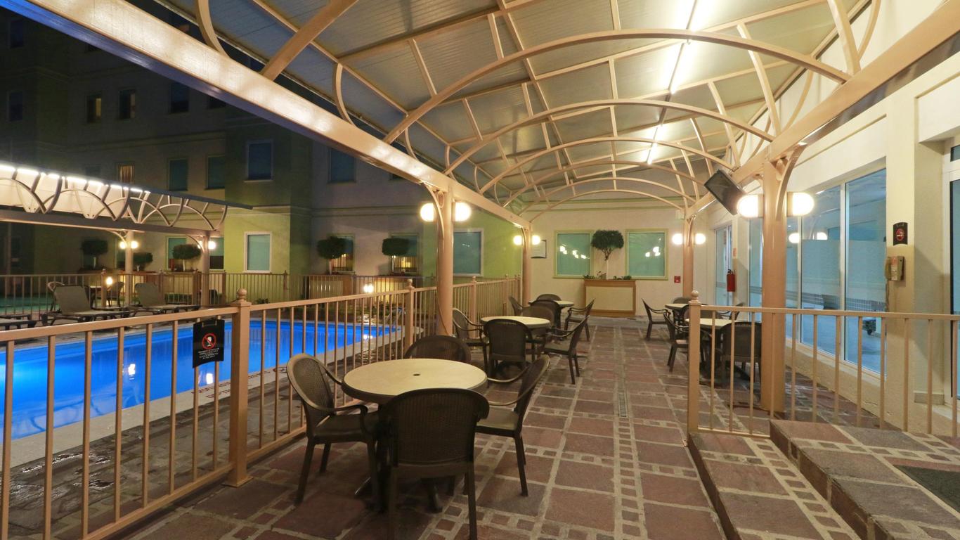 克雷塔羅駐橋套房酒店