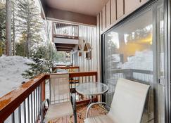 Cozy studio with deck & fireplace - near Yosemite Valley & Badger Pass - 西优胜美地 - 阳台