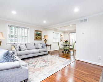 Perfect Townhome near the Village, downtown, NC State - 罗利 - 客厅
