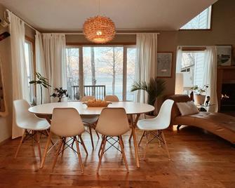 Gimli Lakefront Cabin with hot tub and private beach - 吉姆利 - 餐厅