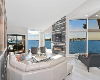 Two Bedroom Executive Harbourfront Townhouse with Spectacular Views - 维多利亚 - 客厅
