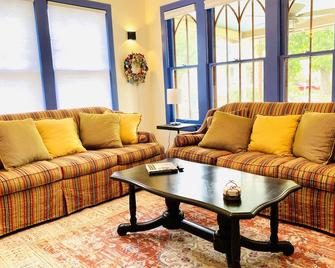 Walk to Pearl & Riverwalk! Historic Casita close to downtown SA - 圣安东尼奥 - 客厅