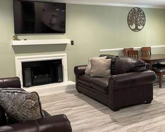 2-Story Townhouse with King Size Bed off Capital Blvd - 罗利 - 客厅