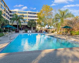 拉昆塔新奥尔良机场酒店 - 肯纳 - 游泳池