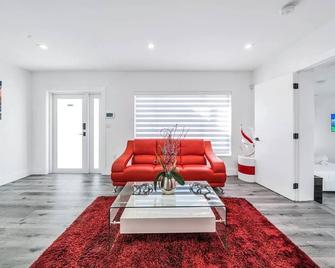 3 2 Family friendly Brand New Home w Pool - 迈阿密 - 客厅