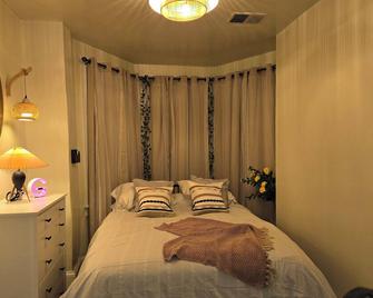 Beautiful Boho Industrial Style 2br, Walk To Penn Station, 11 Min Hopkins, On Jhu Shuttle Route, Pets Ok - 巴尔的摩 - 睡房
