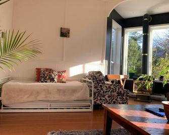 Updated Victorian suite with detached \'Game room\' - 维多利亚 - 客厅