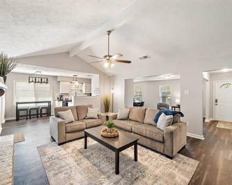 Large South Houston gem with covered patio seating - 佩尔兰 - 客厅
