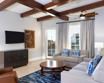 Downtown San Antonio Resort close to RiverWalk and The Alamo with Rooftop Pool and Hot tub - 圣安东尼奥 - 客厅
