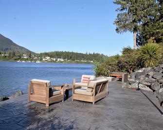 Private Oceanfront Cabin With Hot Tub - Doc Holiday Cabin - 尤克卢利特 - 露台