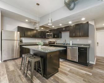 Extravagant Duplex 6br-4br! Garage/Sleeps 16! - 匹兹堡 - 厨房