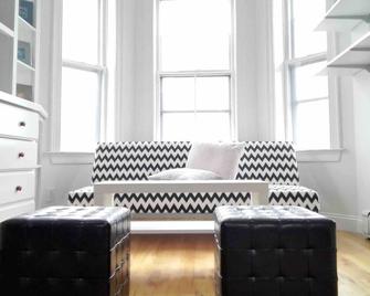 Beautiful sunny apt right across Harvard yard - 剑桥 - 客厅