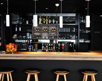 法国城市风格酒店 - 瓦纳 - 酒吧