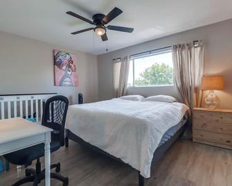 Entire Private 3-Bedroom Home w King Bed, Crib, near Bay Beach - 丘拉维斯塔 - 睡房