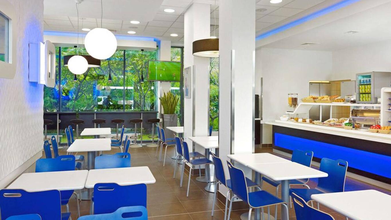 华沙雷杜塔宜必思经济型酒店