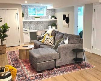 Boho Bliss - Just steps away from the Hospital - 乔治王子城 - 客厅