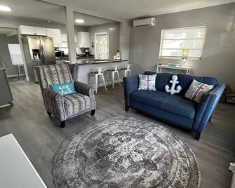 Great Home Close to shops, FIT, Beaches,and Space X - 墨尔本 - 客厅