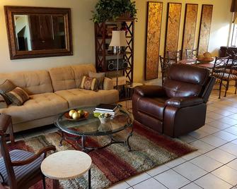 Best Central Phoenix Location - Downtown - Convention - Relocation Short Term - 凤凰城 - 客厅