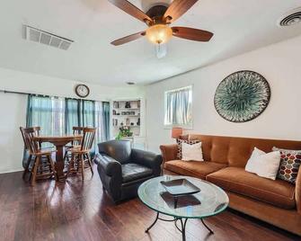 Pet-Friendly 3BR Home in Park Hill Extended Family Stay - 丹佛 - 客厅
